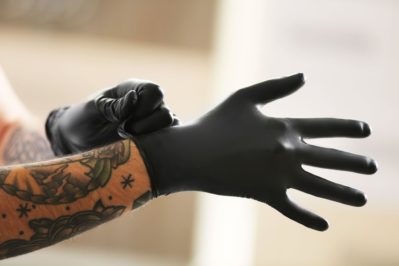 男人纹身戴着黑色乳胶手套